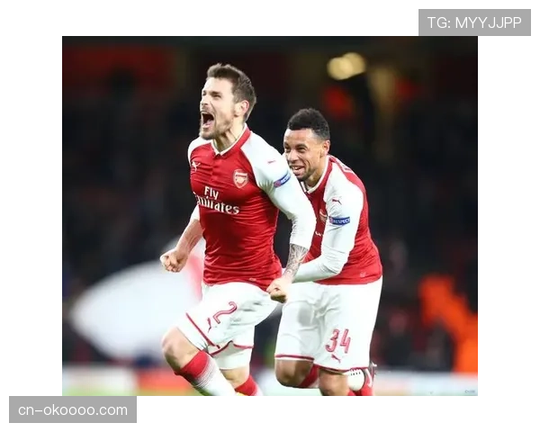 特写:老将告别战,圣埃蒂安队长赛后绕场致谢,带走一块草皮